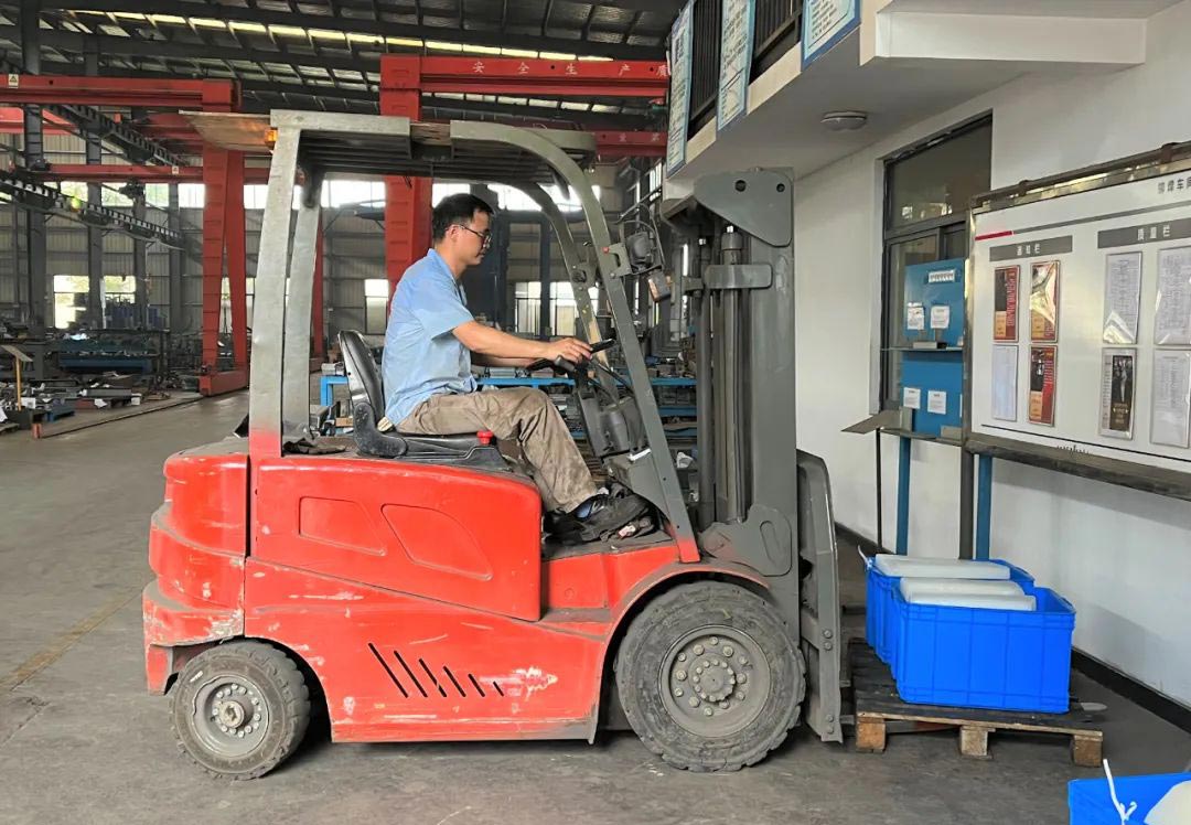 冰塊送到整平機(jī)車間